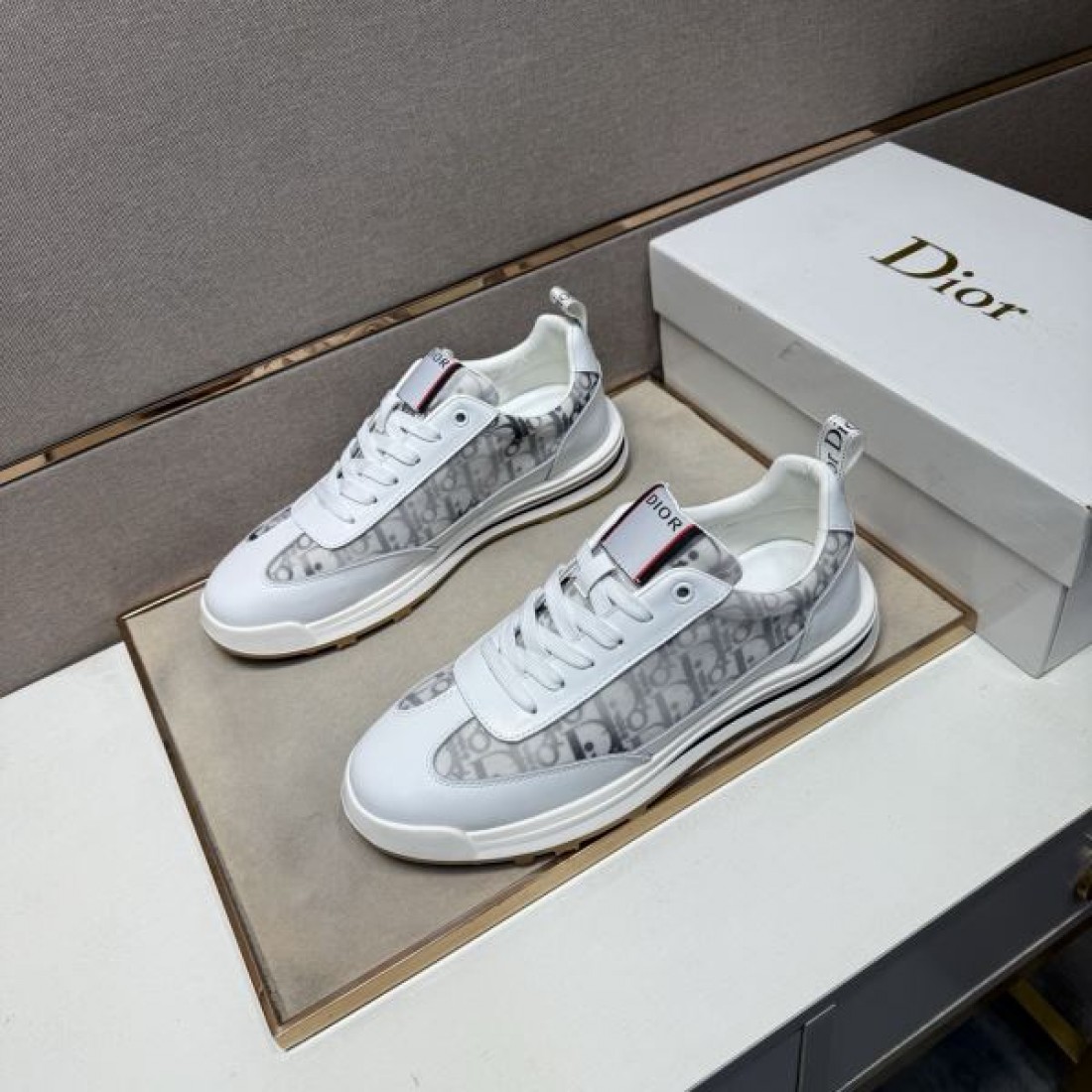 端正 エレガンス 格調 DIOR ディオール コピー カジュアルシューズ 品格