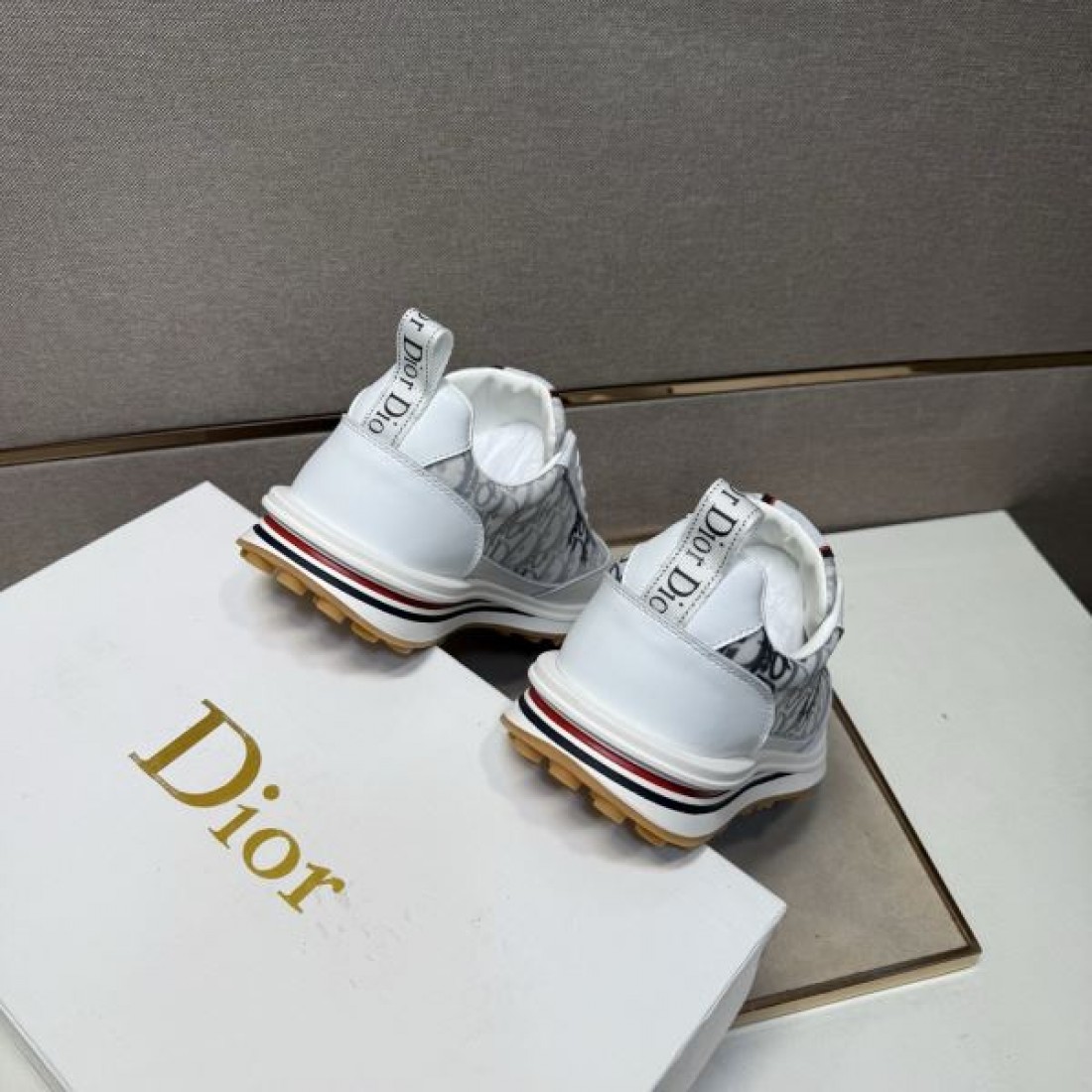 端正 エレガンス 格調 DIOR ディオール コピー カジュアルシューズ 品格