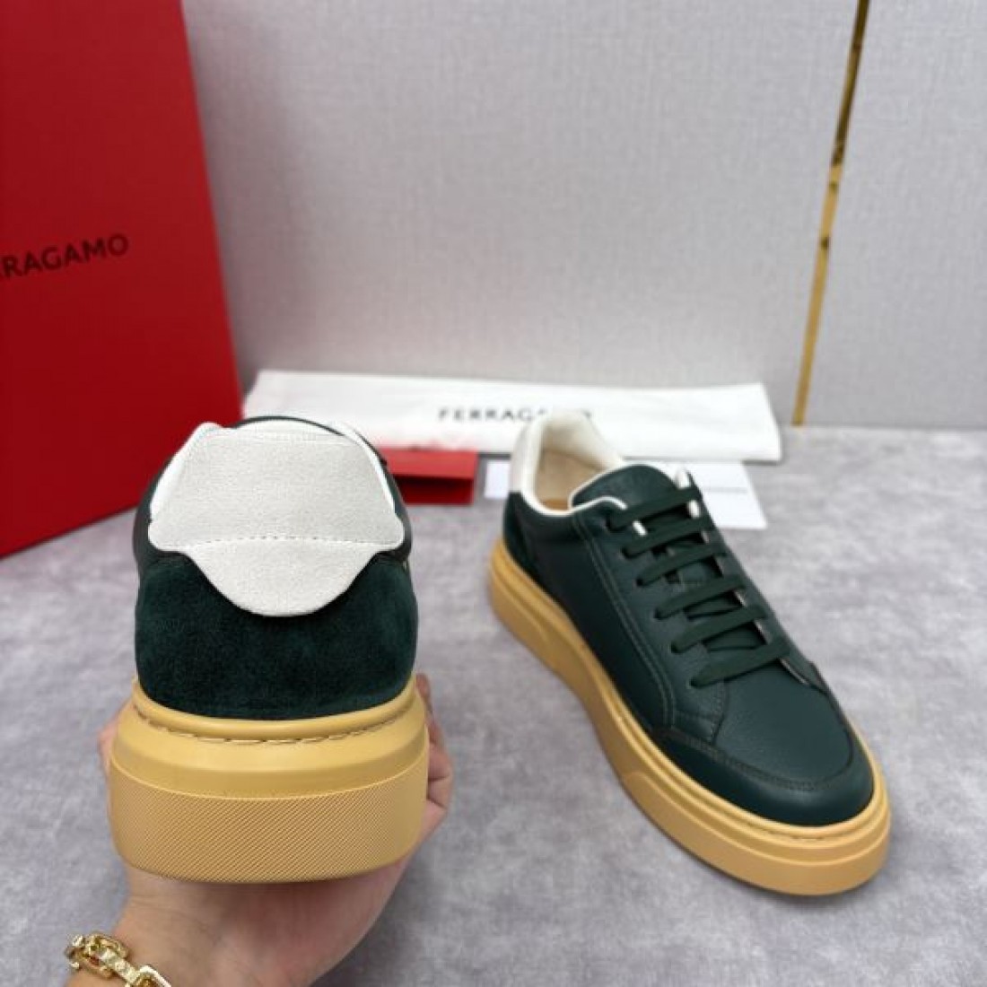 エレガント 正統派 上質感 FERRAGAMO フェラガモ コピー カジュアルシューズ