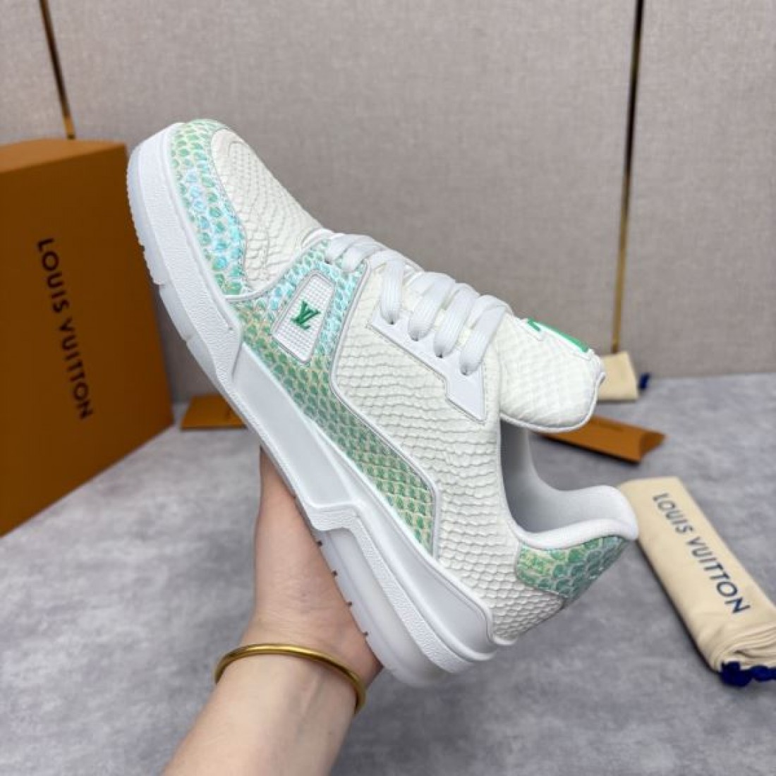 高品質 定番 LOUIS VUITTON ルイヴィトン コピー カジュアルシューズ 上品 安心感