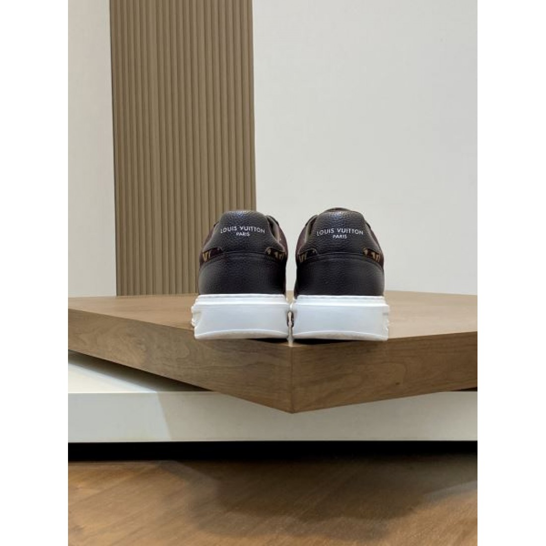 洗練 上品 LOUIS VUITTON ルイヴィトン コピー カジュアルシューズ 定評 人気
