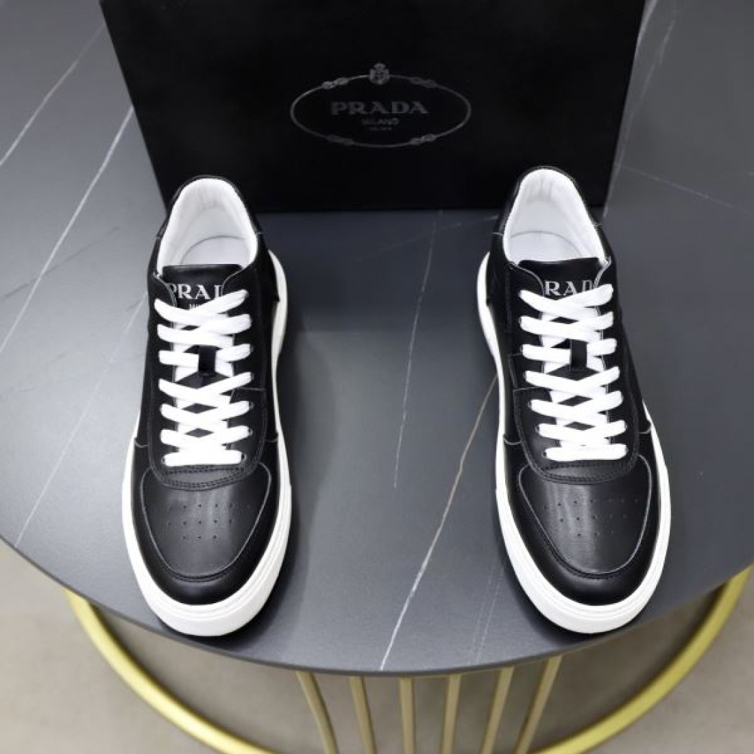 シンプル 上質 PRADA プラダ コピー カジュアルシューズ 洗練 高級感