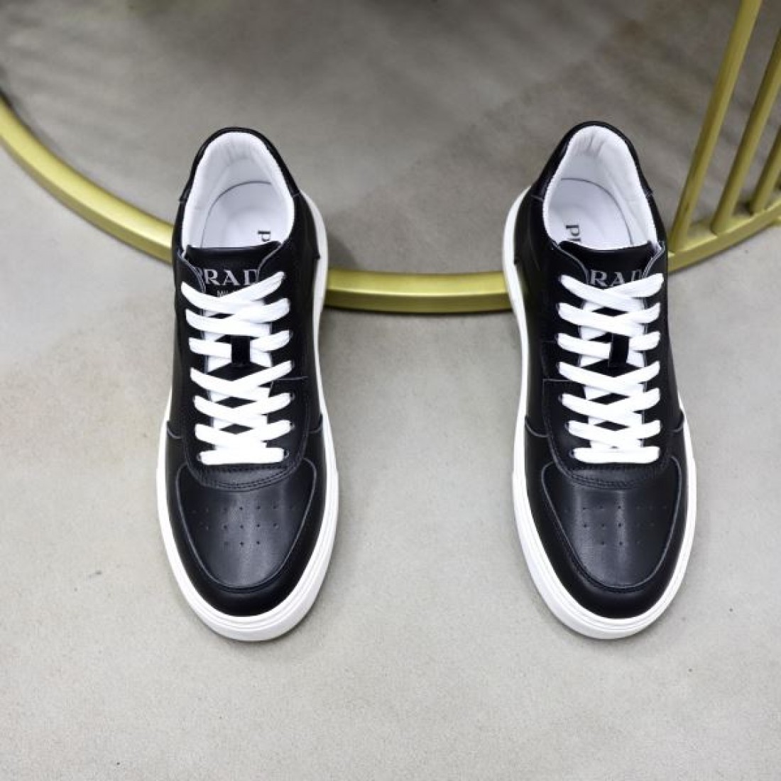 シンプル 上質 PRADA プラダ コピー カジュアルシューズ 洗練 高級感