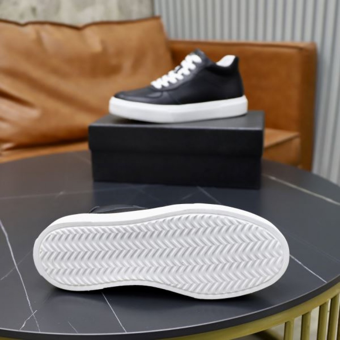 シンプル 上質 PRADA プラダ コピー カジュアルシューズ 洗練 高級感