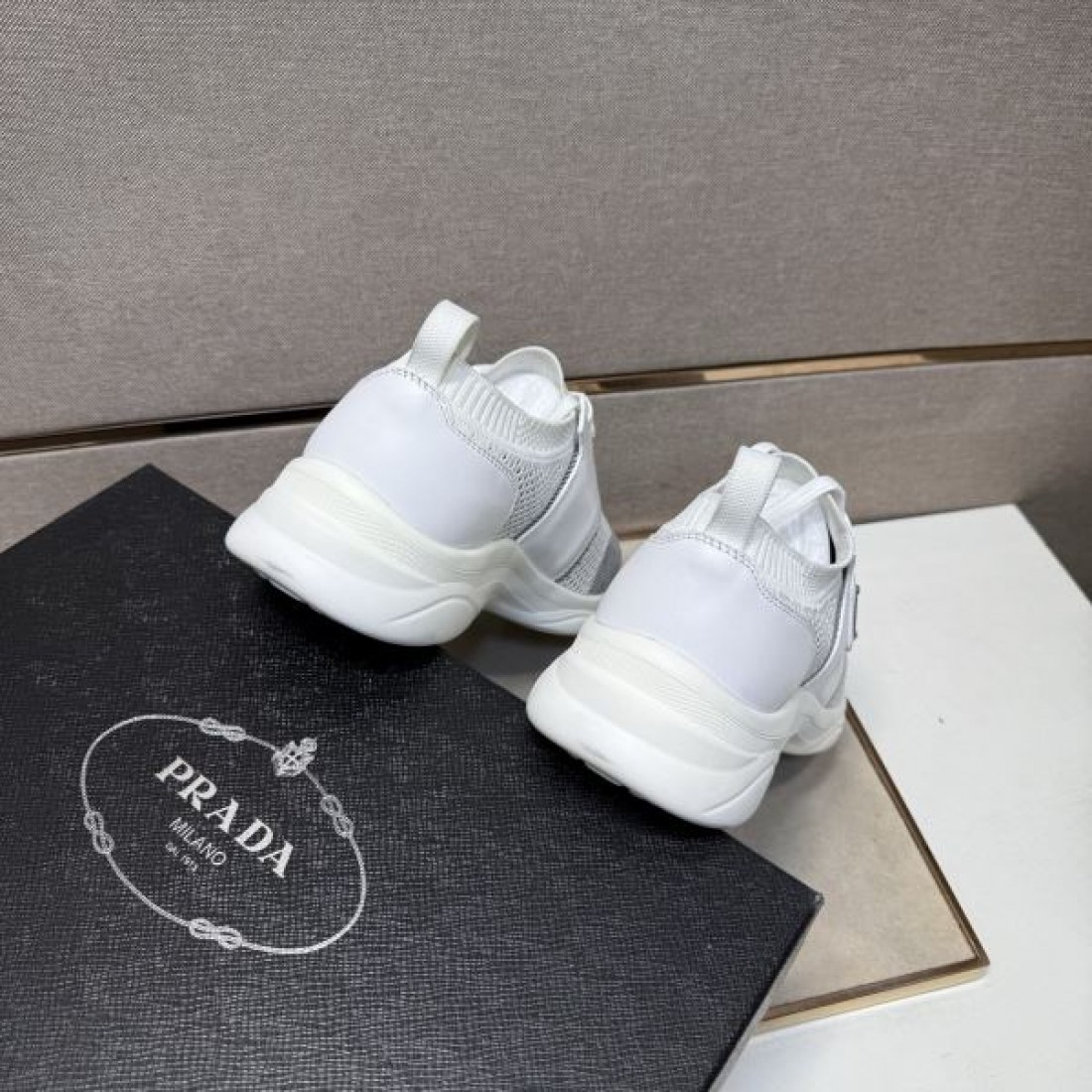 エレガント 高級感 PRADA プラダ コピー カジュアルシューズ 大人向け 上品