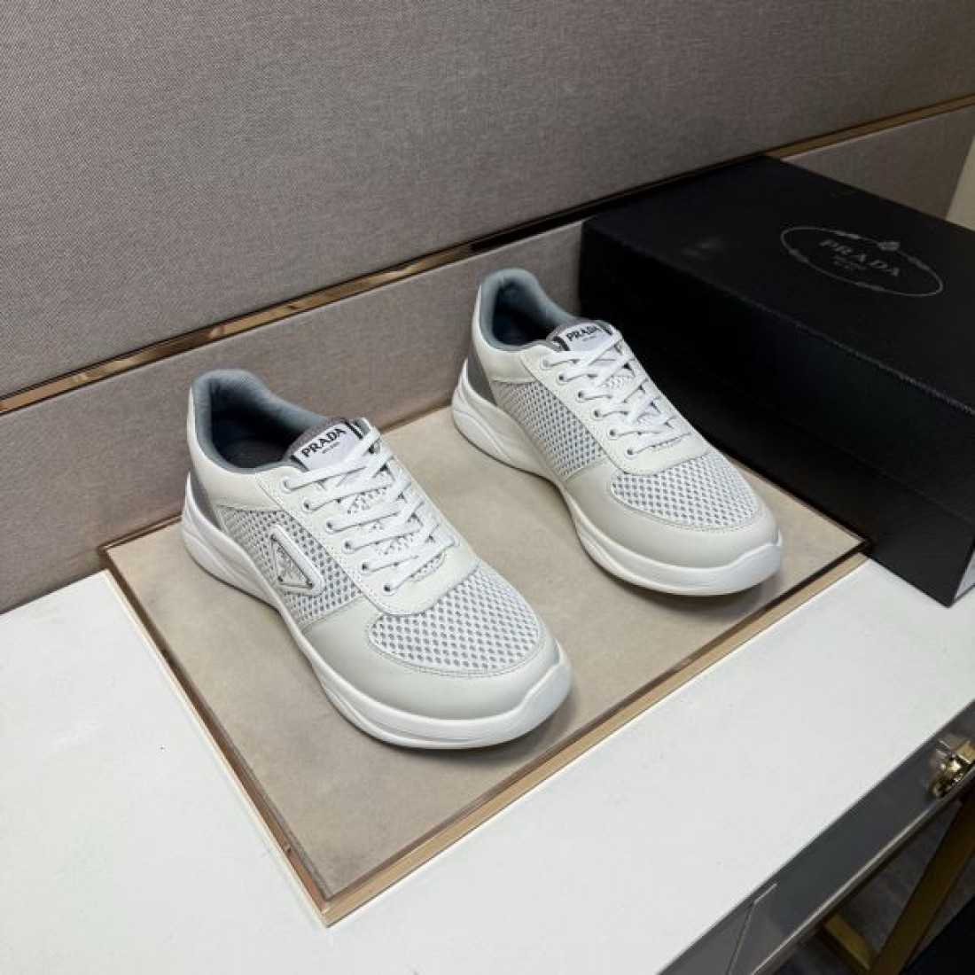 ミニマル 洗練 PRADA プラダ コピー カジュアルシューズ 都会的 上質