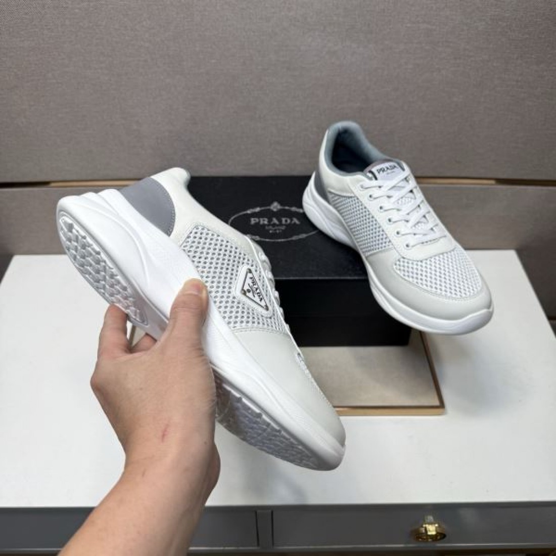 ミニマル 洗練 PRADA プラダ コピー カジュアルシューズ 都会的 上質