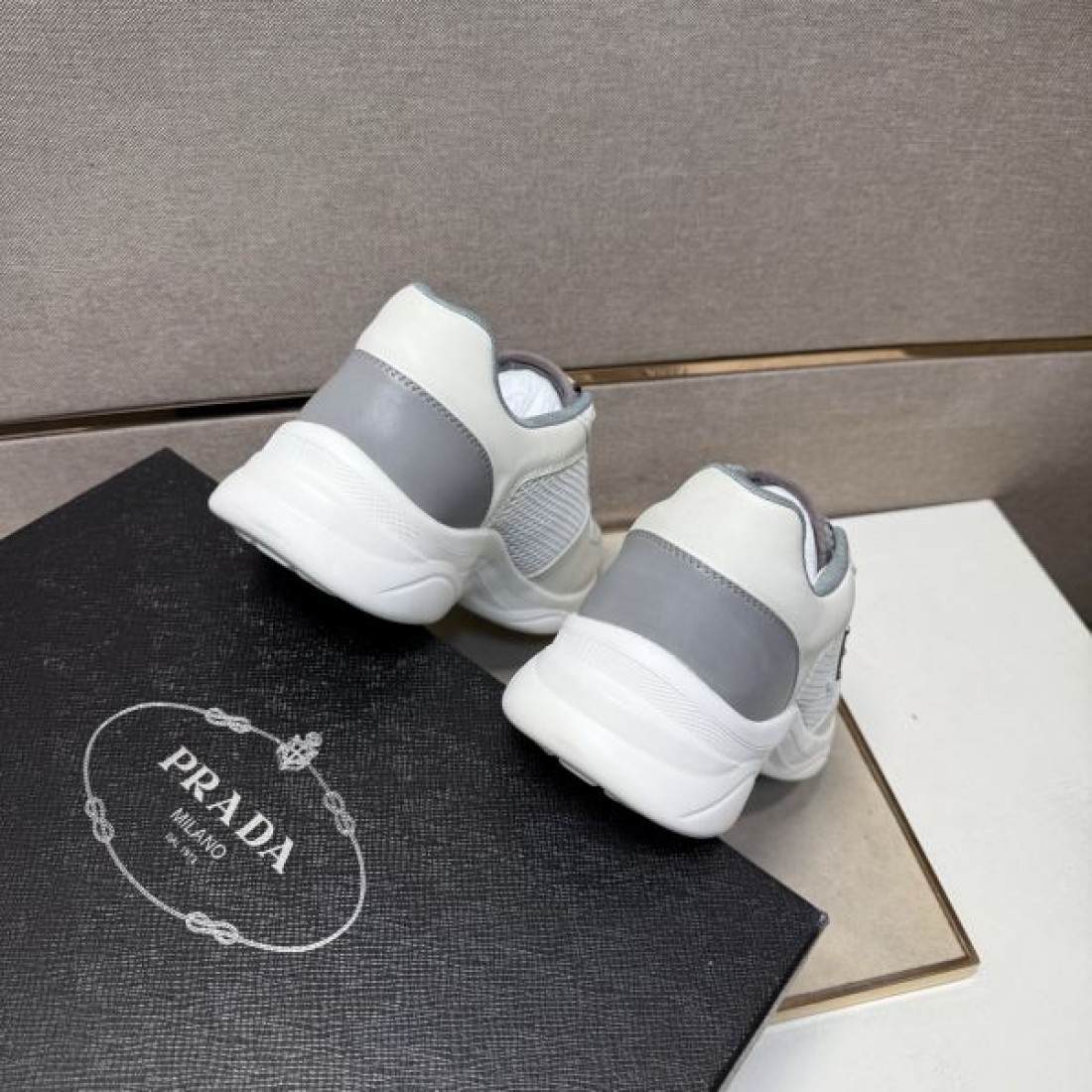 ミニマル 洗練 PRADA プラダ コピー カジュアルシューズ 都会的 上質