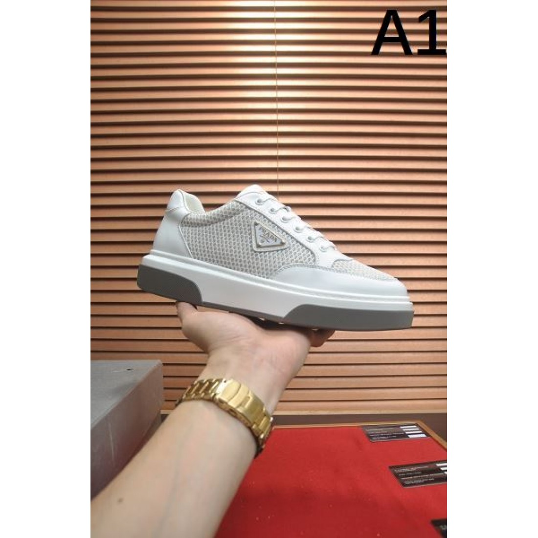 シンプル 上質 PRADA プラダ コピー カジュアルシューズ 洗練 高級感