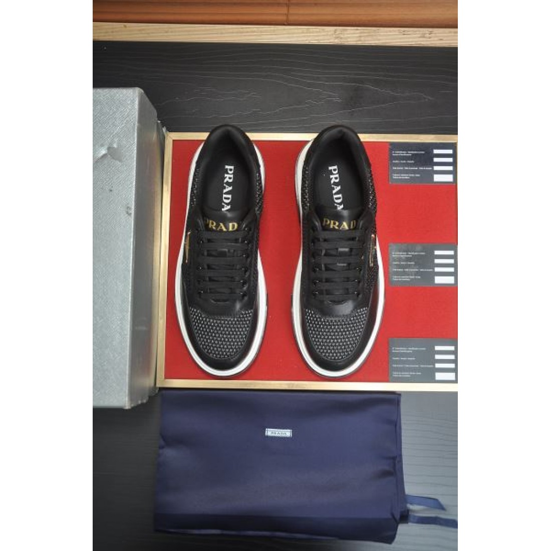 シンプル 上質 PRADA プラダ コピー カジュアルシューズ 洗練 高級感