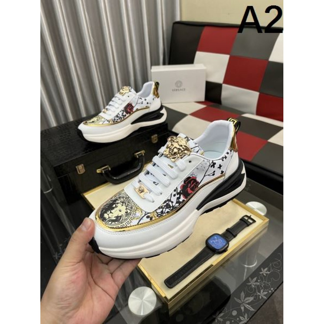 ラグジュアリー 高級感 VERSACE ヴェルサーチェ コピー カジュアルシューズ 存在感