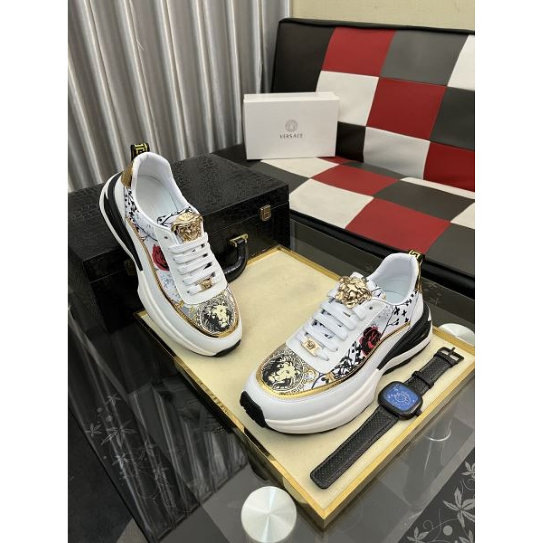 ラグジュアリー 高級感 VERSACE ヴェルサーチェ コピー カジュアルシューズ 存在感