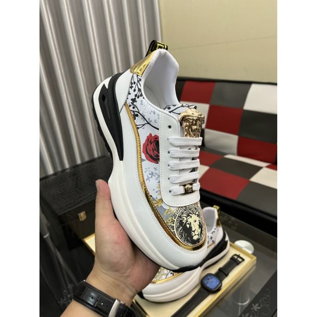 ラグジュアリー 高級感 VERSACE ヴェルサーチェ コピー カジュアルシューズ 存在感