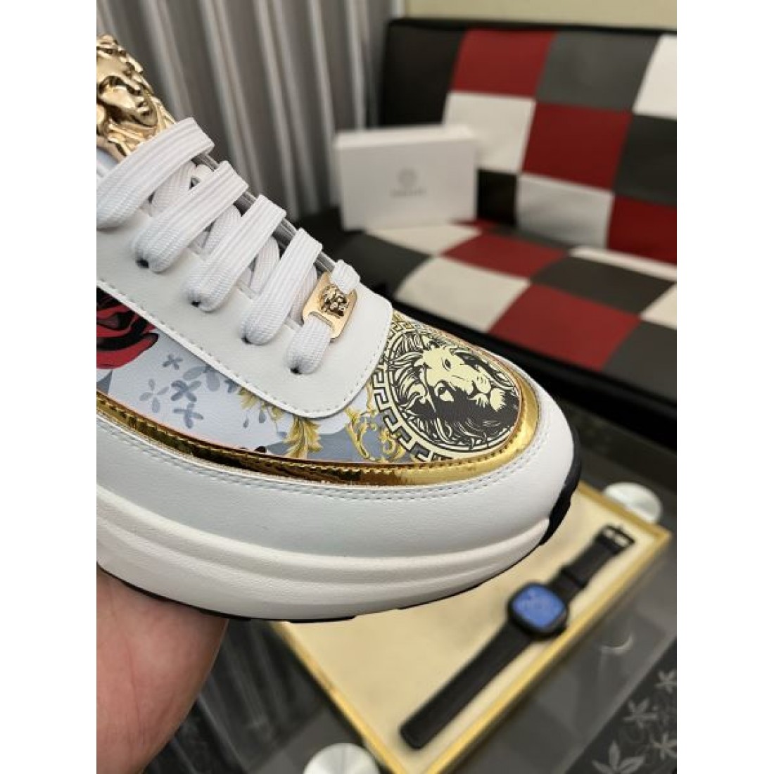 ラグジュアリー 高級感 VERSACE ヴェルサーチェ コピー カジュアルシューズ 存在感