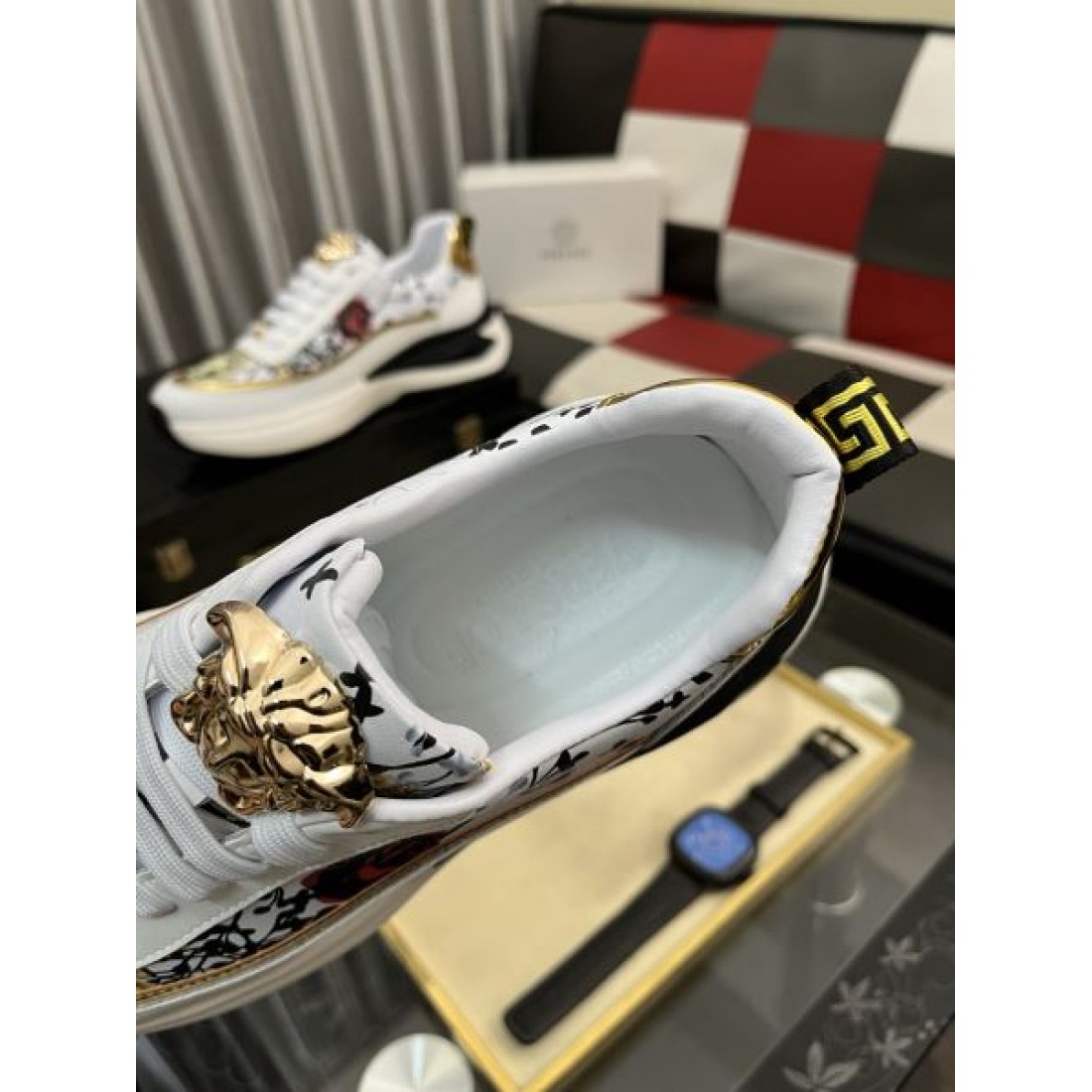 ラグジュアリー 高級感 VERSACE ヴェルサーチェ コピー カジュアルシューズ 存在感