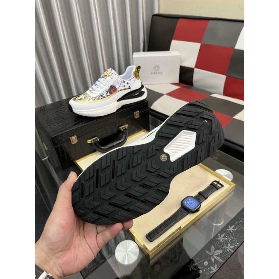 ラグジュアリー 高級感 VERSACE ヴェルサーチェ コピー カジュアルシューズ 存在感