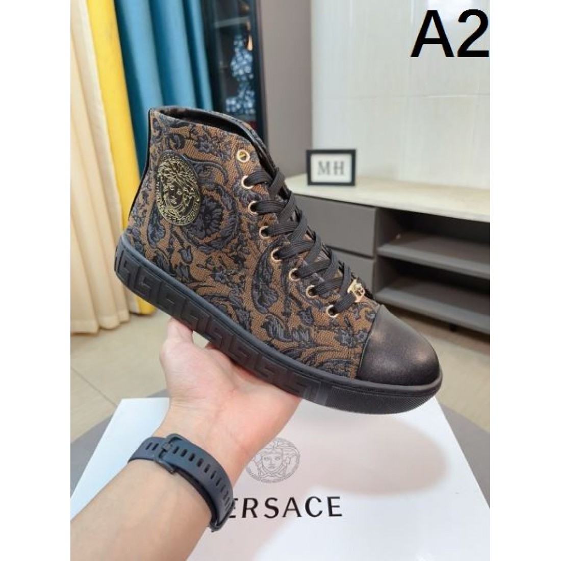 重厚 上質 VERSACE ヴェルサーチェ コピー カジュアルシューズ 高級感 インパクト