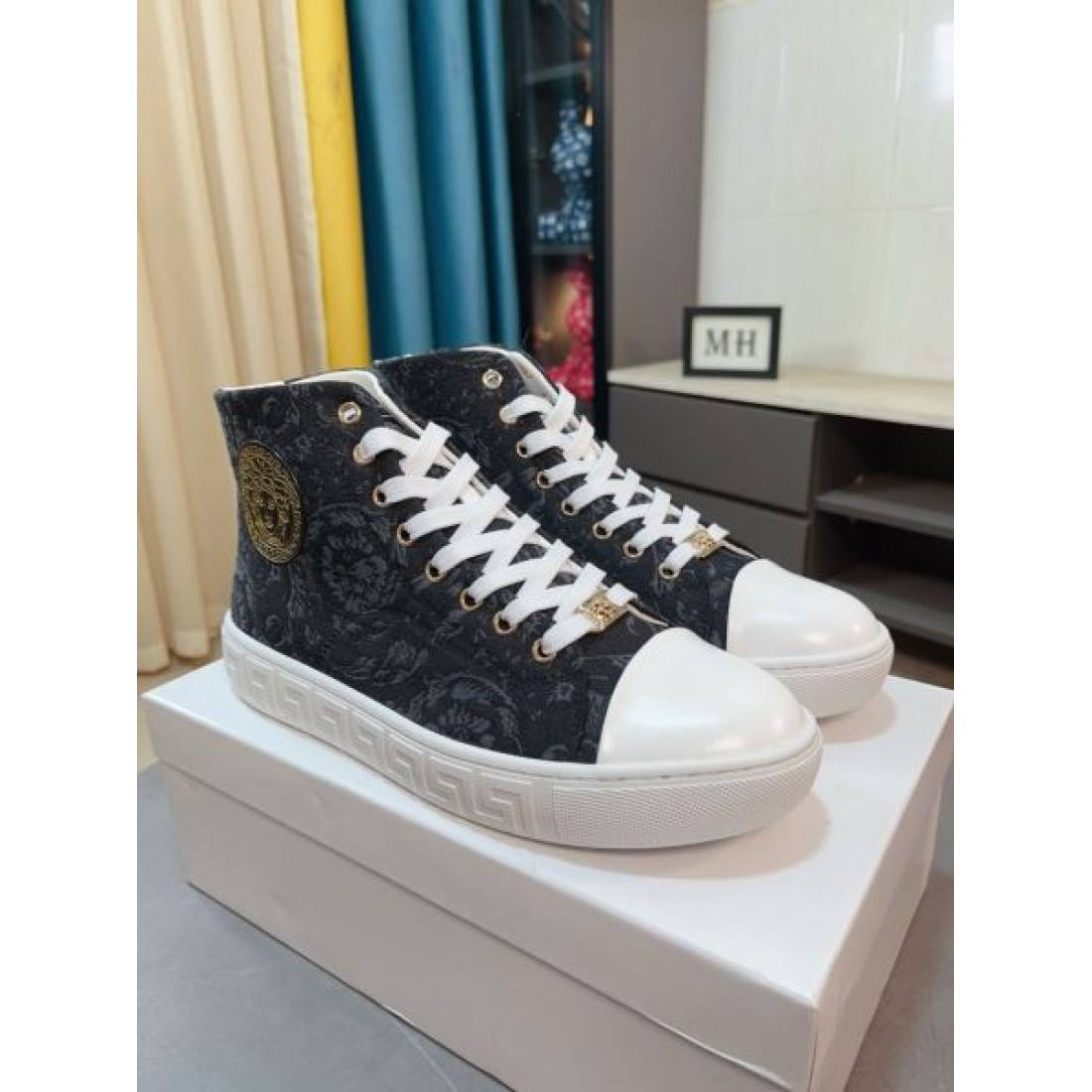 重厚 上質 VERSACE ヴェルサーチェ コピー カジュアルシューズ 高級感 インパクト