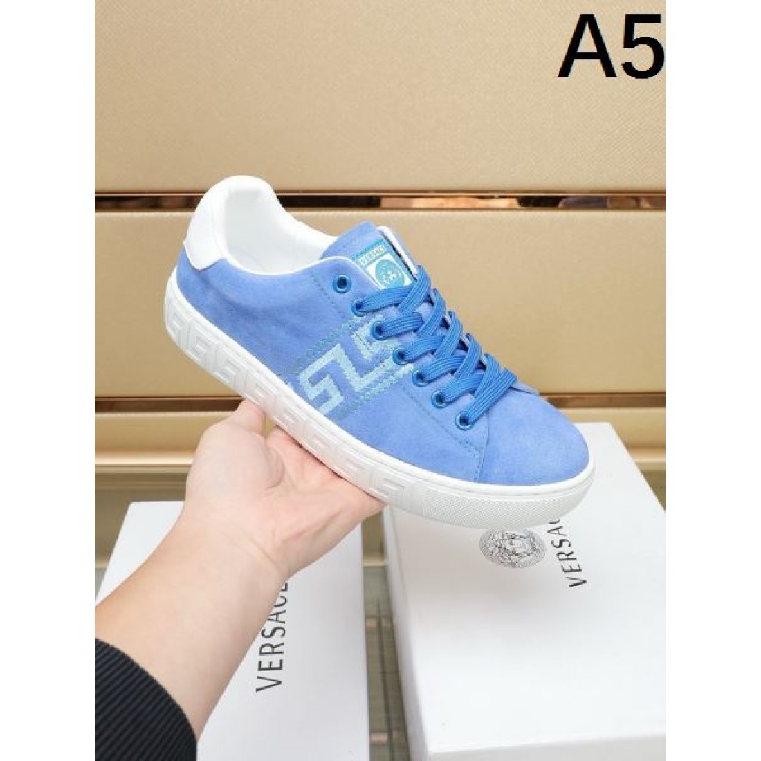  華やか 高級感 VERSACE ヴェルサーチェ コピー カジュアルシューズ 存在感