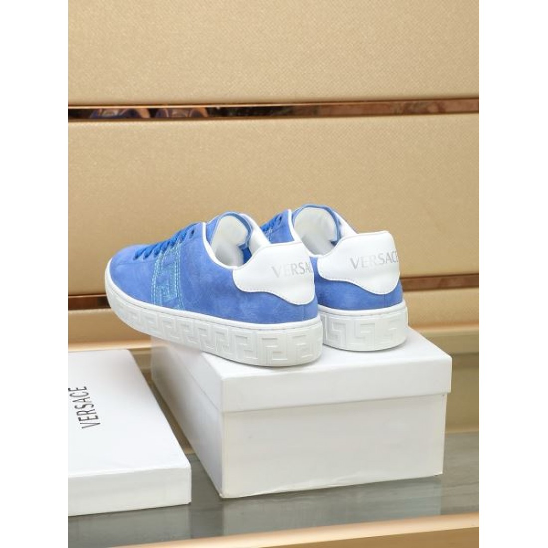  華やか 高級感 VERSACE ヴェルサーチェ コピー カジュアルシューズ 存在感