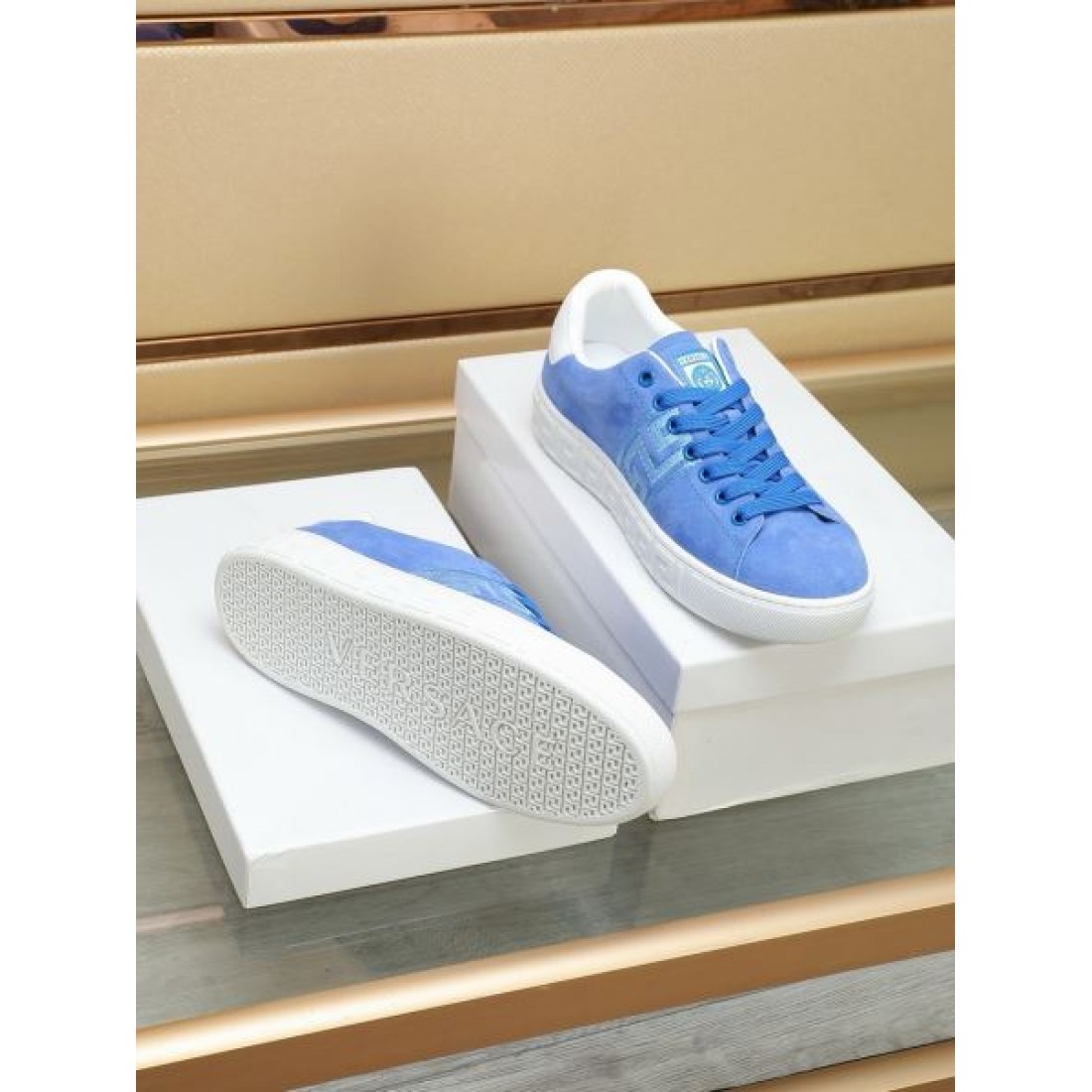  華やか 高級感 VERSACE ヴェルサーチェ コピー カジュアルシューズ 存在感