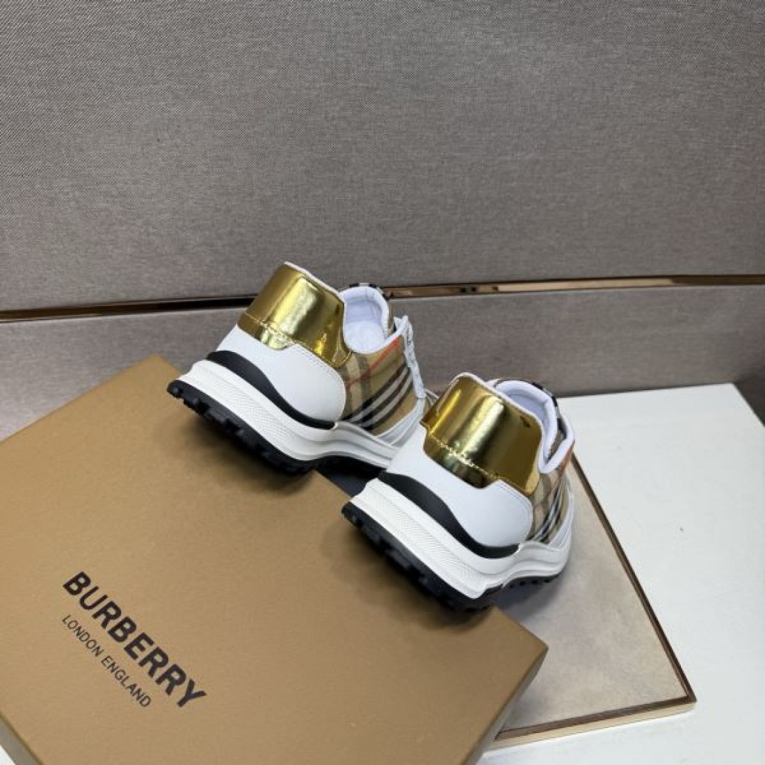 落ち着き 上質 BURBERRY バーバリー コピー スニーカー 大人向け クラシック