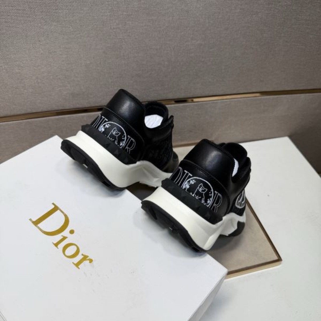 シンプル 洗練 DIOR ディオール コピー スニーカー 上品 高級感