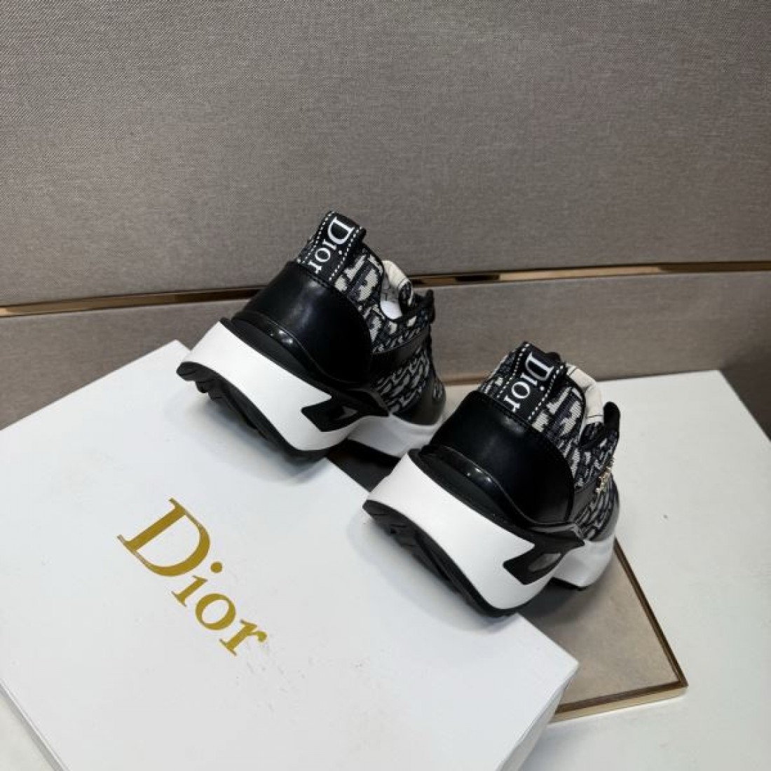正統派 高品質 DIOR ディオール コピー スニーカー 落ち着き 大人向け