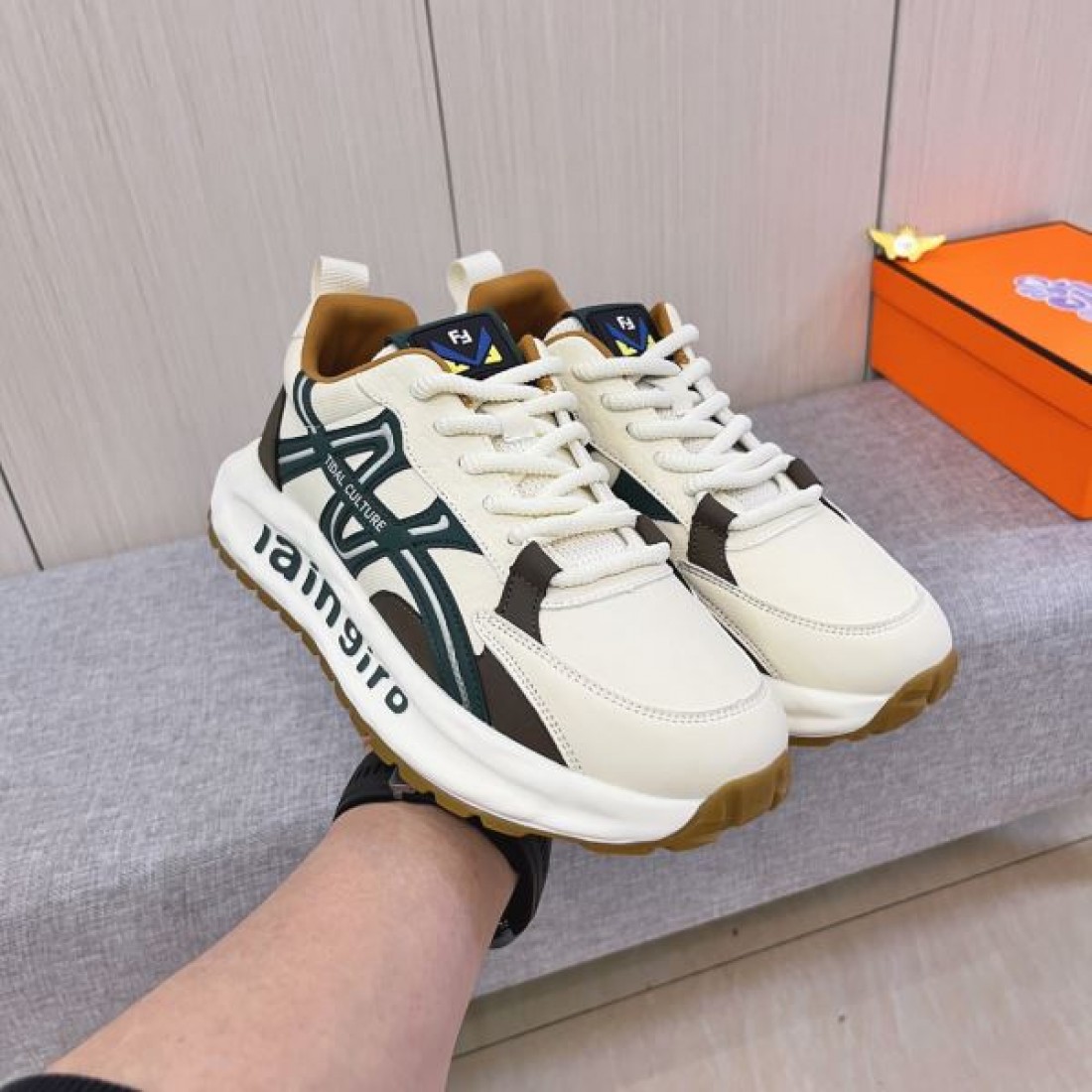 スタイリッシュ 上質 FENDI フェンディ コピー スニーカー 都会的 洗練