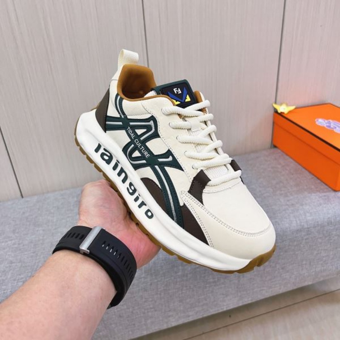 スタイリッシュ 上質 FENDI フェンディ コピー スニーカー 都会的 洗練