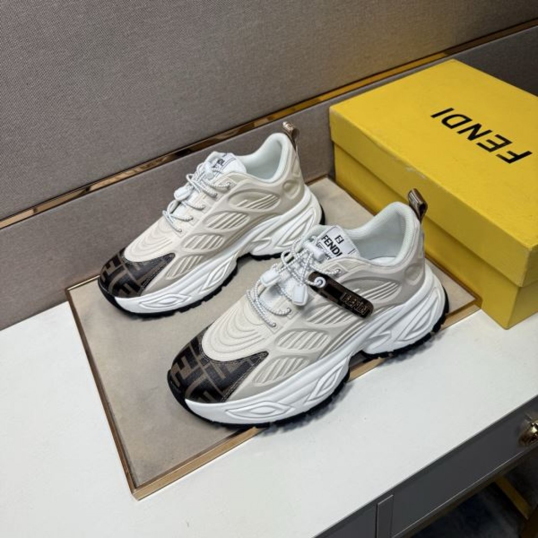 モダン 上質 FENDI フェンディ コピー スニーカー 洗練 高級感