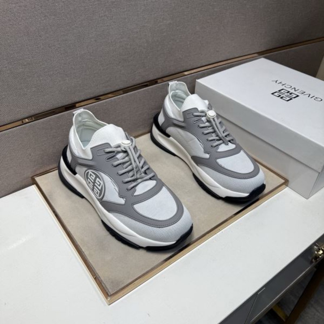 モダン 洗練 GIVENCHY ジバンシィ コピー スニーカー 都会的 上品