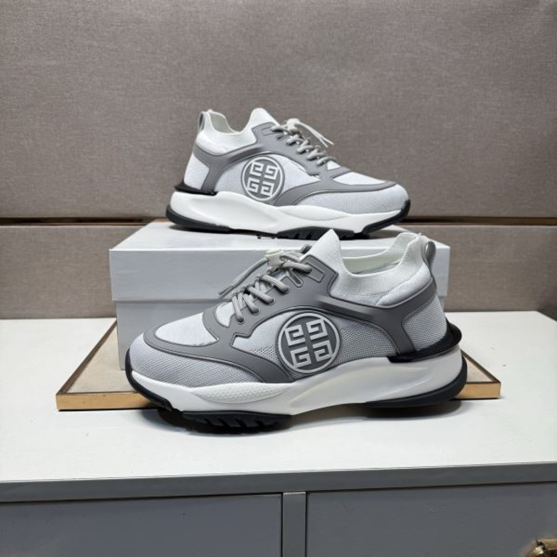 モダン 洗練 GIVENCHY ジバンシィ コピー スニーカー 都会的 上品