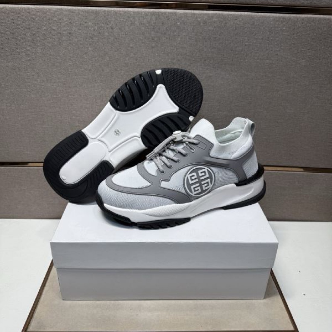 モダン 洗練 GIVENCHY ジバンシィ コピー スニーカー 都会的 上品