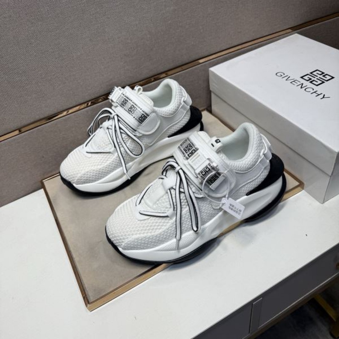 モダン スタイリッシュ GIVENCHY ジバンシィ コピー スニーカー 都会的 洗練