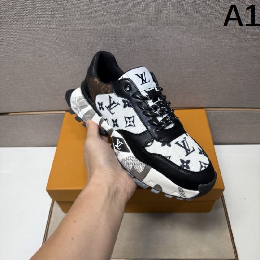 ラグジュアリー 王道 LOUIS VUITTON ルイヴィトン コピー スニーカー 上品 人気