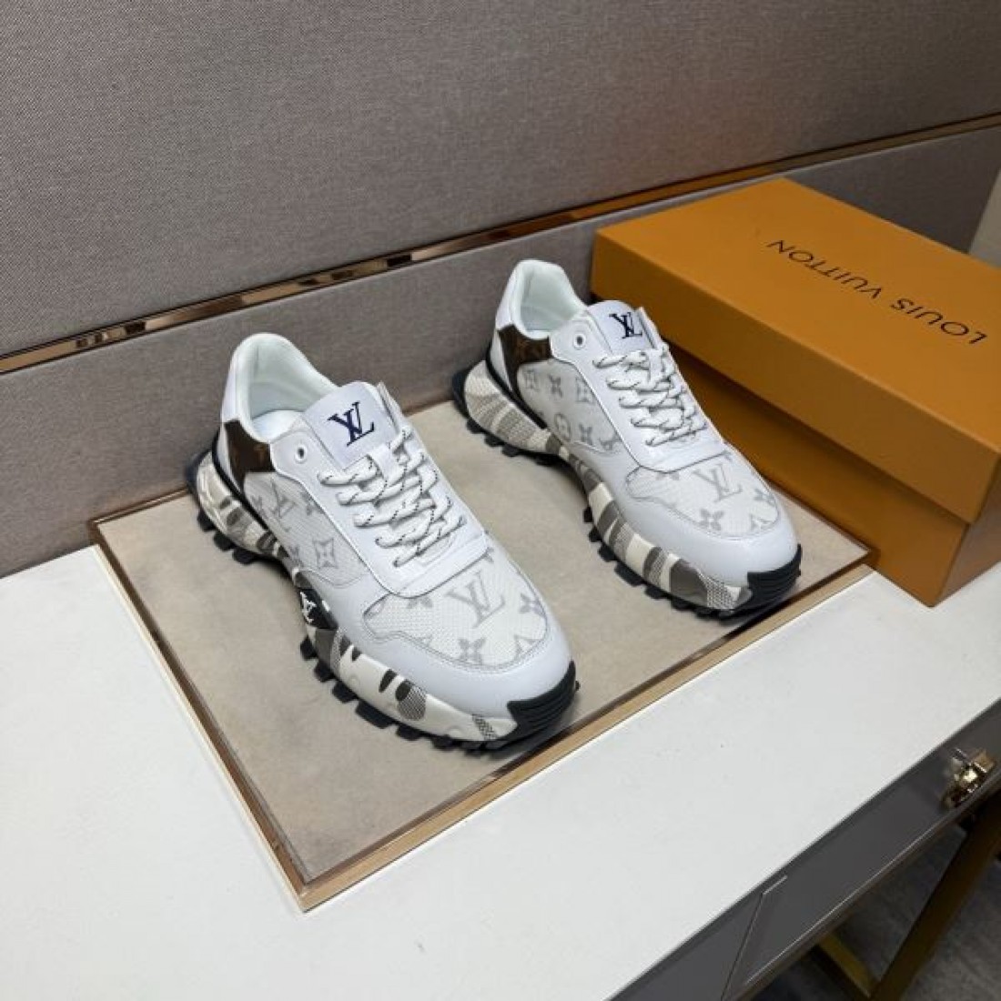 ラグジュアリー 王道 LOUIS VUITTON ルイヴィトン コピー スニーカー 上品 人気