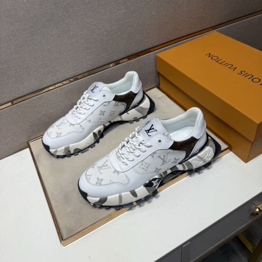 ラグジュアリー 王道 LOUIS VUITTON ルイヴィトン コピー スニーカー 上品 人気