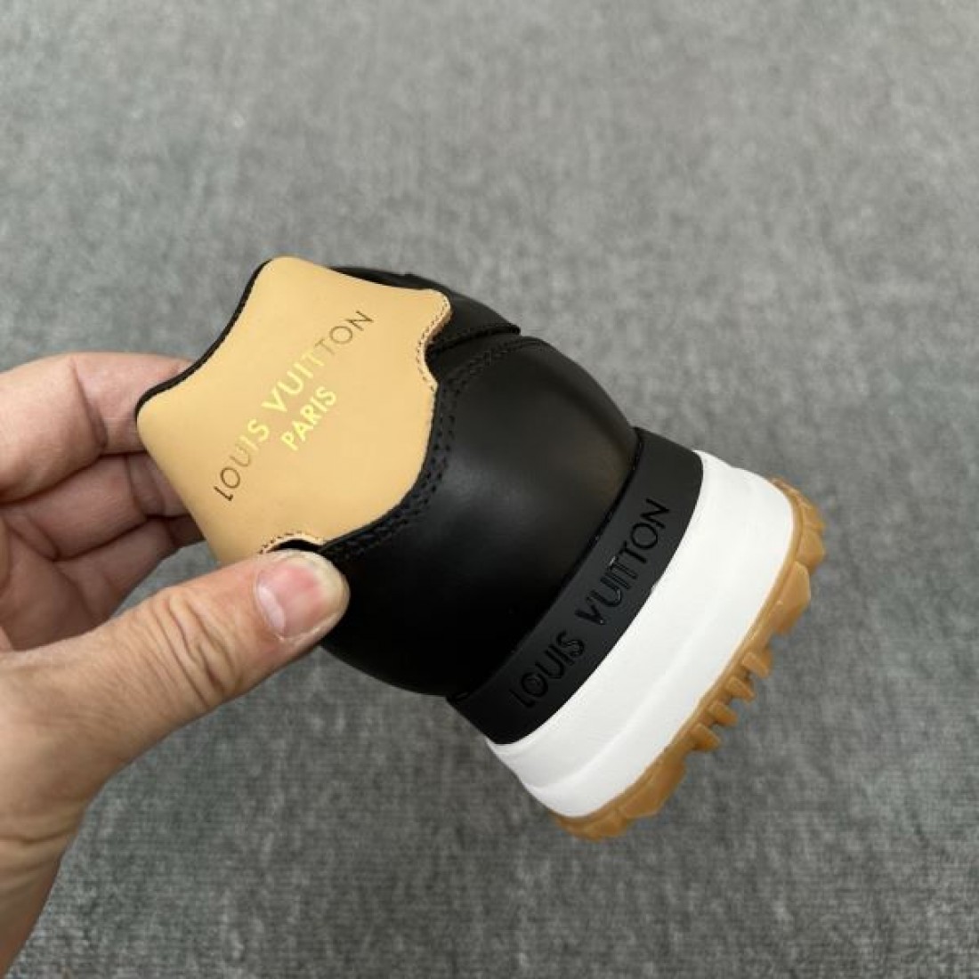 上質 高級感 LOUIS VUITTON ルイヴィトン コピー スニーカー 洗練 定番