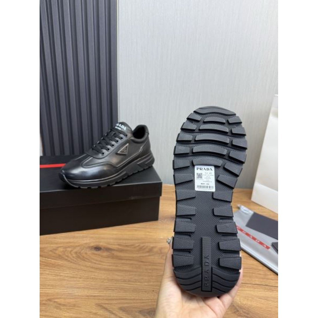 落ち着き 上質 PRADA プラダ コピー スニーカー 大人向け スタイリッシュ