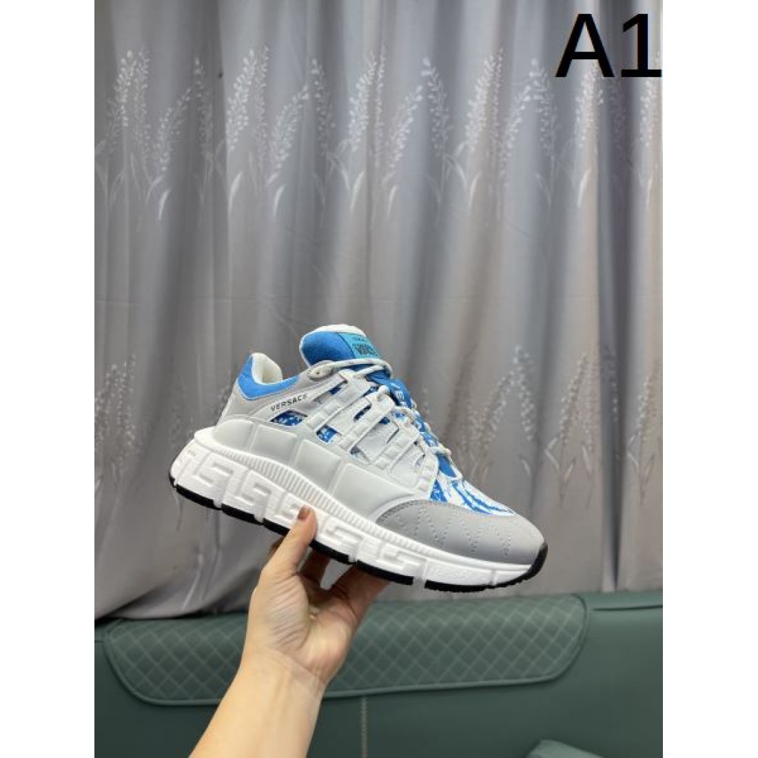 シャープ 都会的 VERSACE ヴェルサーチェ コピー スニーカー 洗練 デザイン性