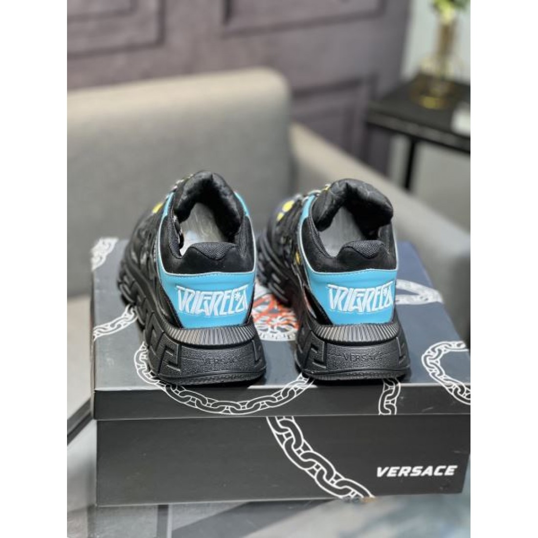 シャープ 都会的 VERSACE ヴェルサーチェ コピー スニーカー 洗練 デザイン性