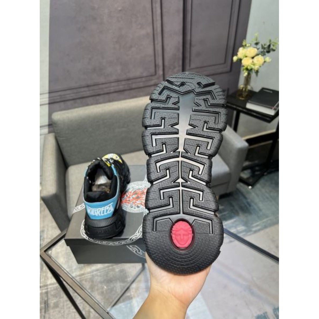 シャープ 都会的 VERSACE ヴェルサーチェ コピー スニーカー 洗練 デザイン性