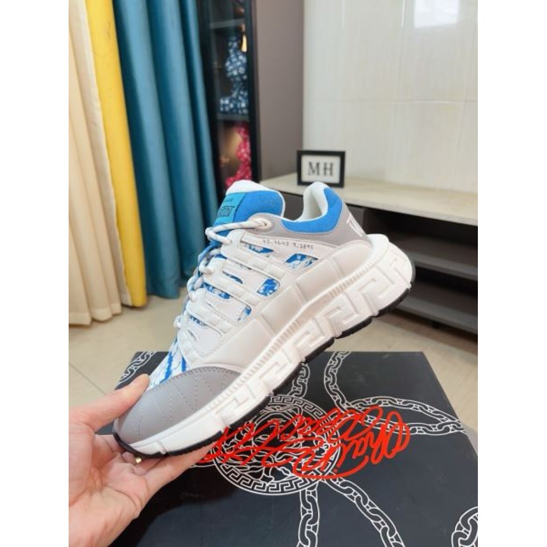 スタイリッシュ 高級感 VERSACE ヴェルサーチェ コピー スニーカー 洗練 存在感