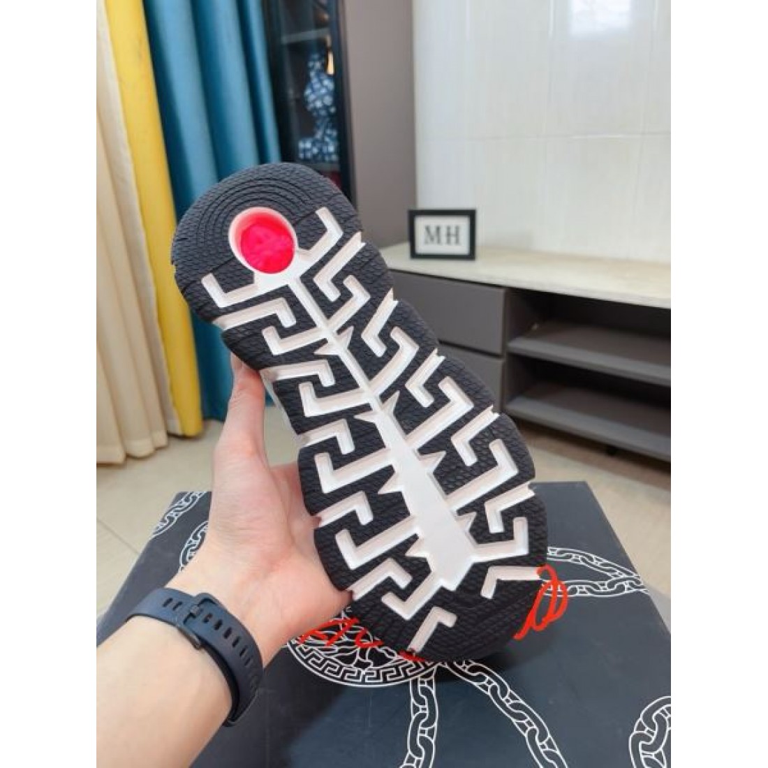 スタイリッシュ 高級感 VERSACE ヴェルサーチェ コピー スニーカー 洗練 存在感