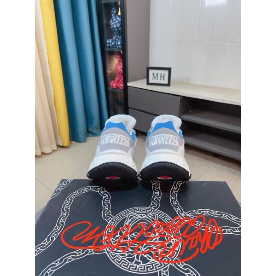 スタイリッシュ 高級感 VERSACE ヴェルサーチェ コピー スニーカー 洗練 存在感