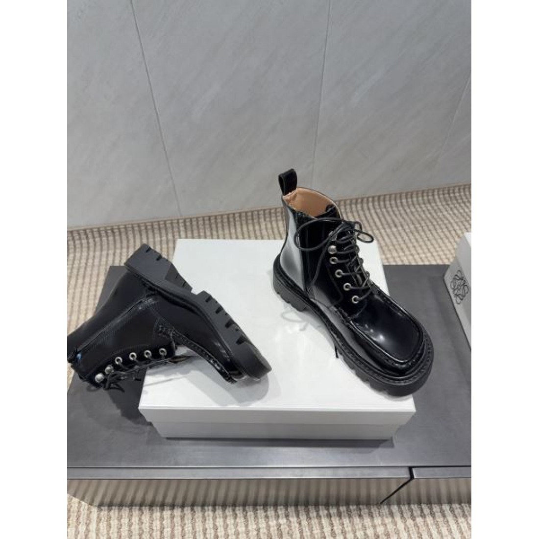 ミニマル 上品 LOEWE ロエベ スーパーコピー ブーツ 洗練 大人向け