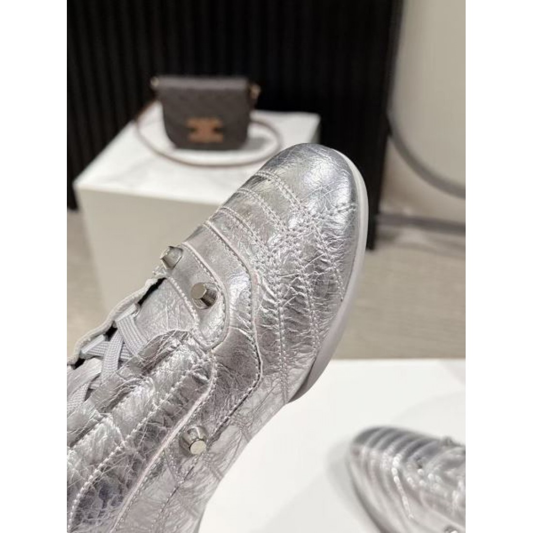  モダン 個性的 BALENCIAGA バレンシアガ コピー カジュアルシューズ 存在感 洗練