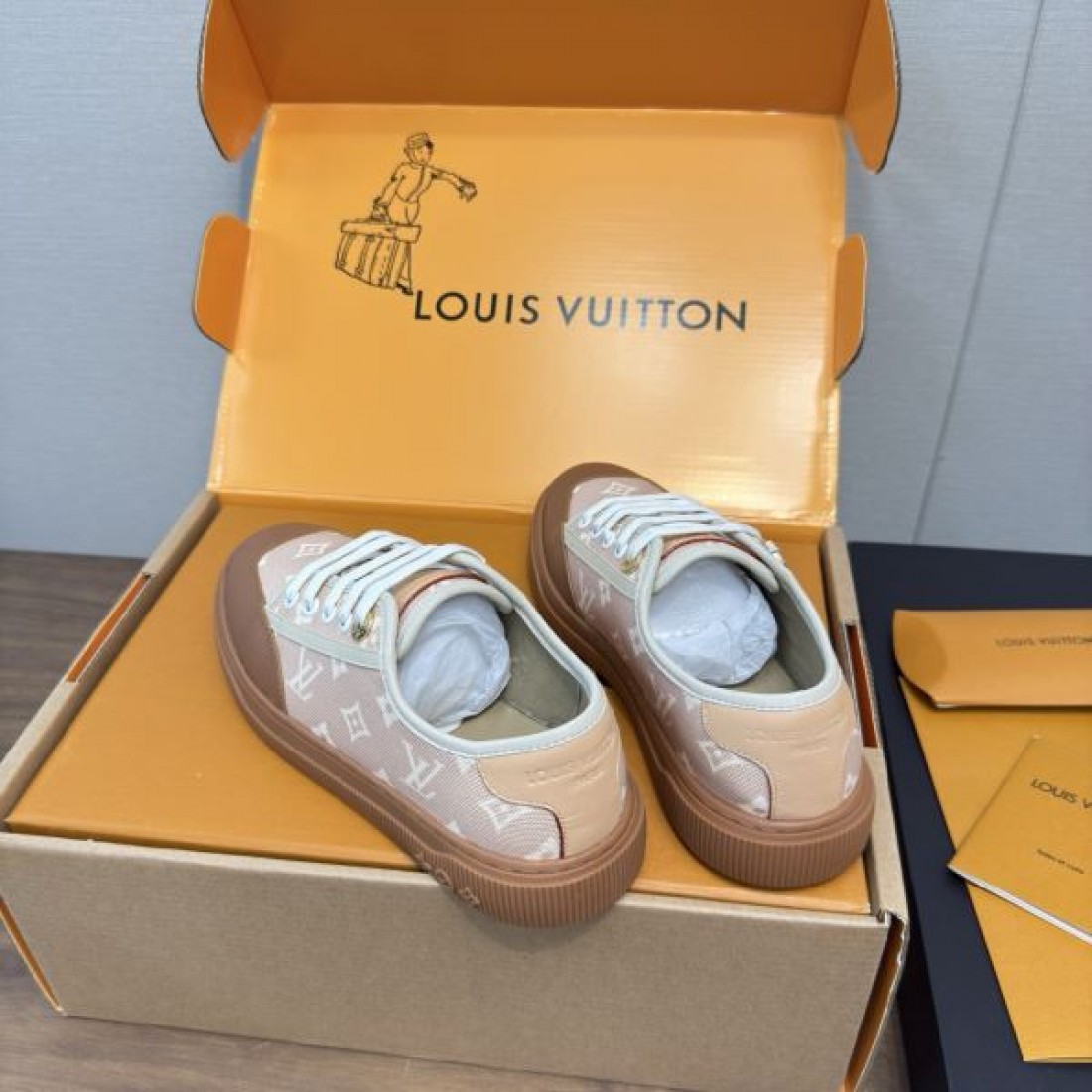 エレガント 高品質 LOUIS VUITTON ルイヴィトン コピー カジュアルシューズ 大人向け 洗練