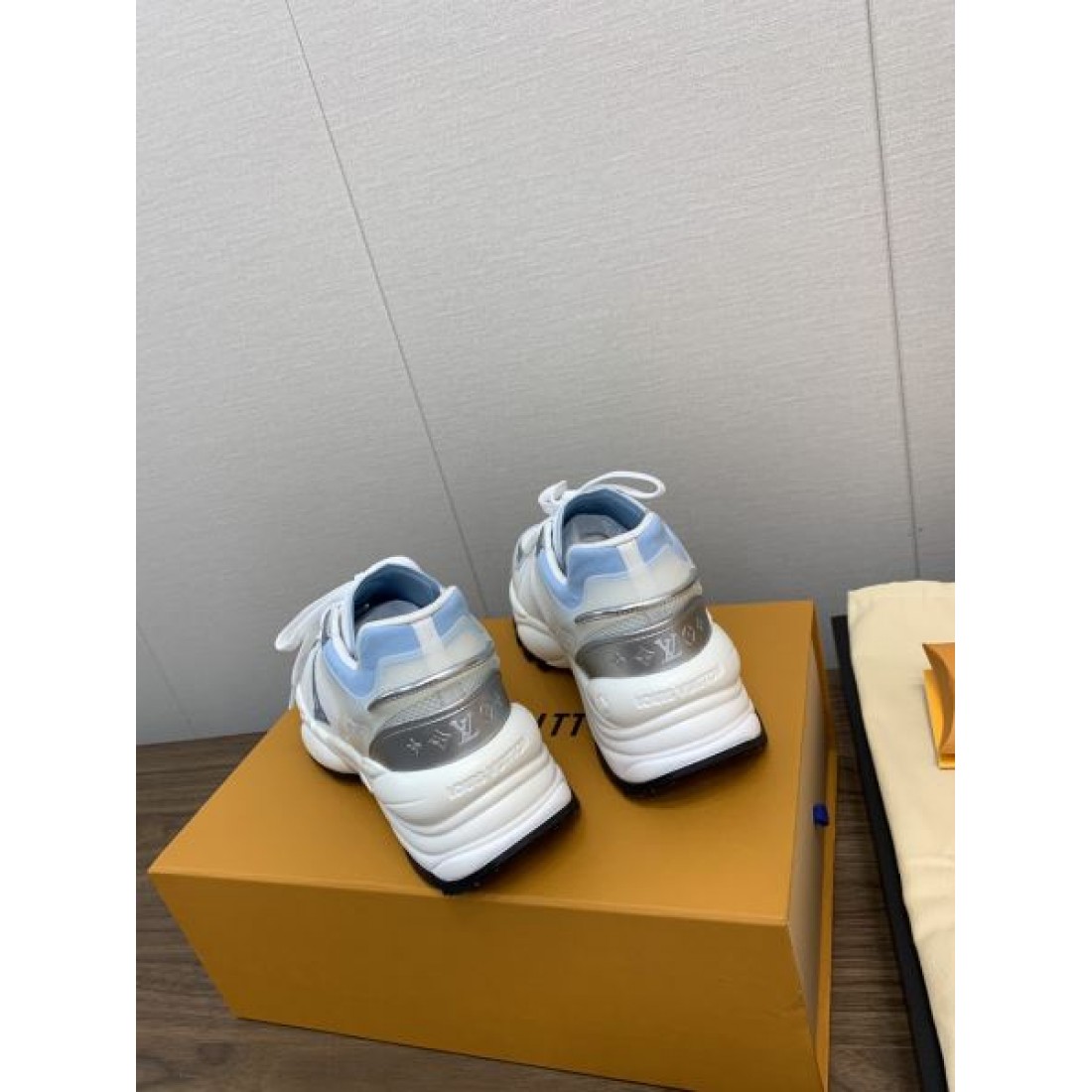 ラグジュアリー 定番 LOUIS VUITTON ルイヴィトン コピー スニーカー 上品 洗練